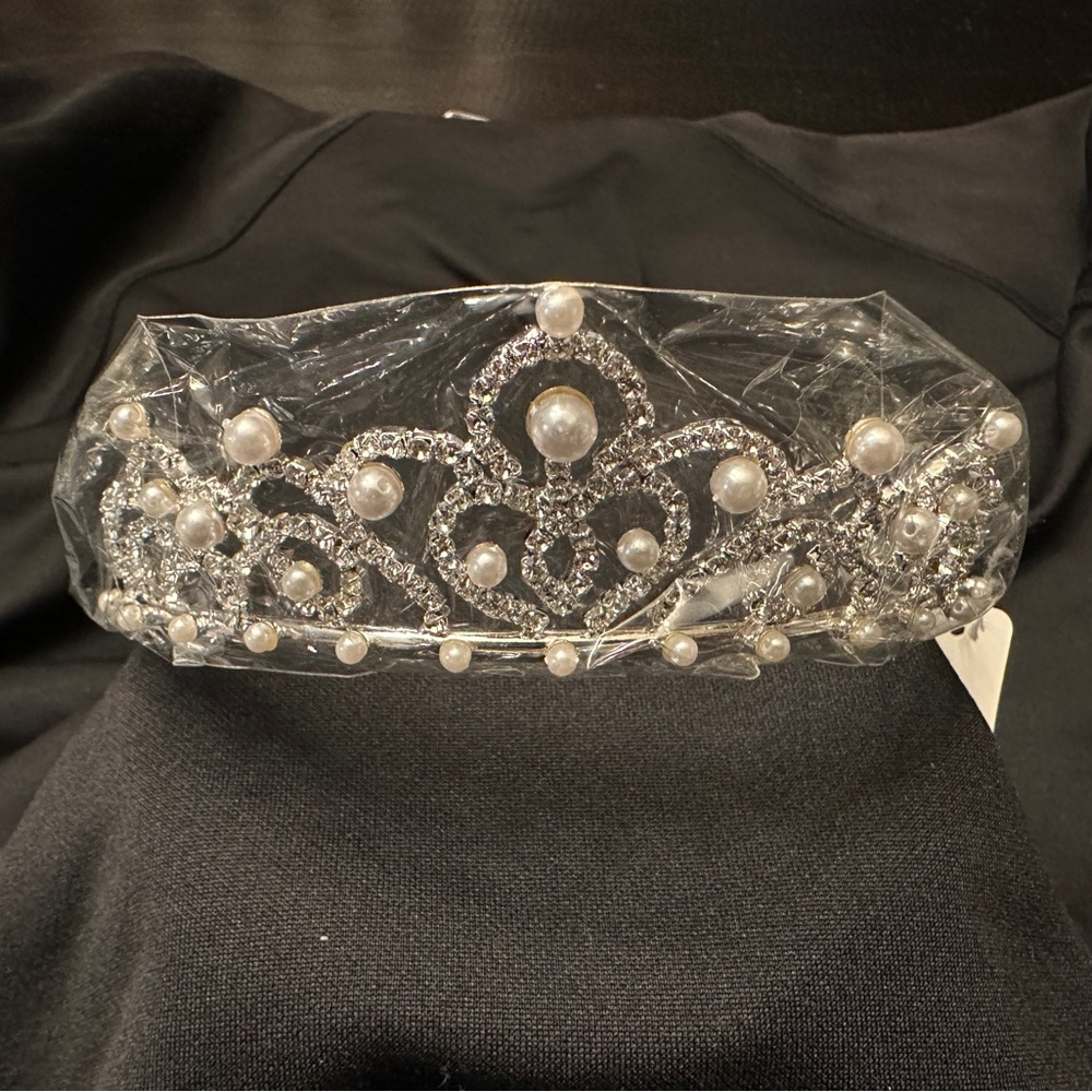 Pearl & Crystal Tiara  - Silver BNWT